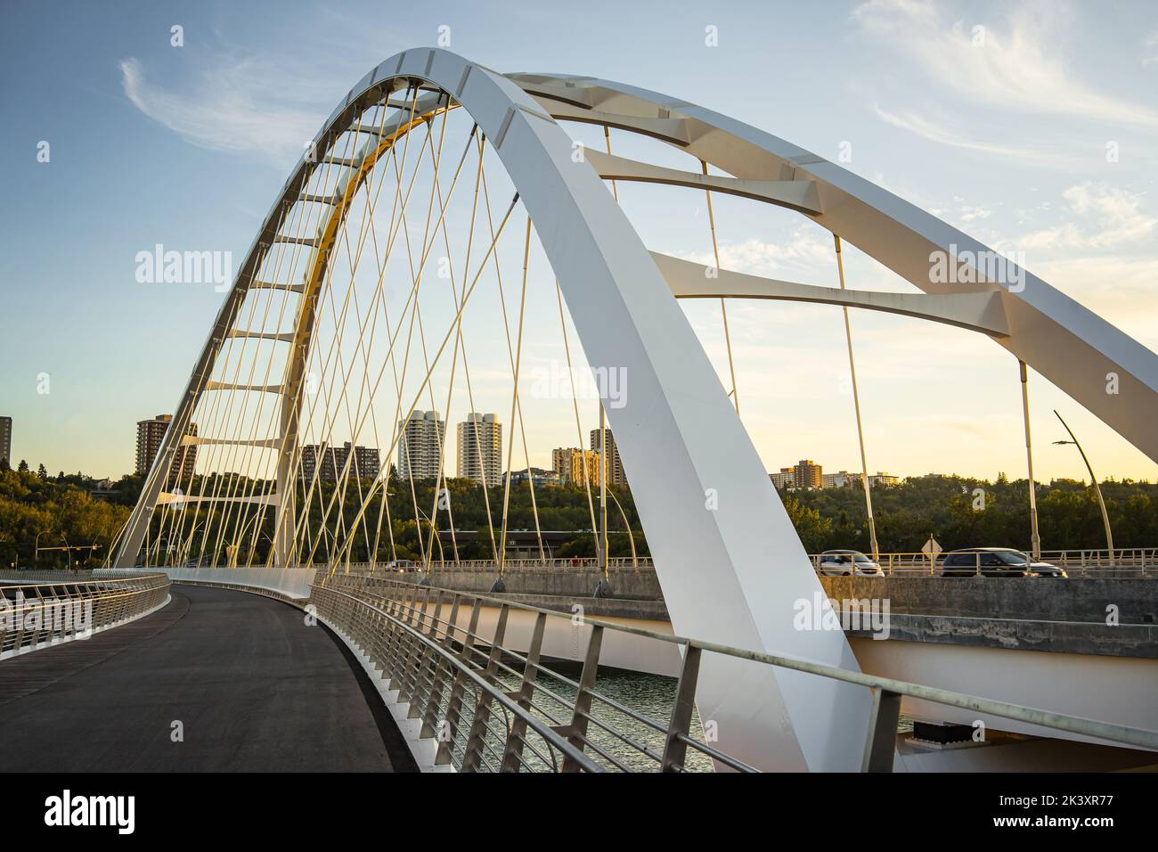 Ponte sospeso a Edmonton, Alberta, Canada al crepuscolo Foto Stock
