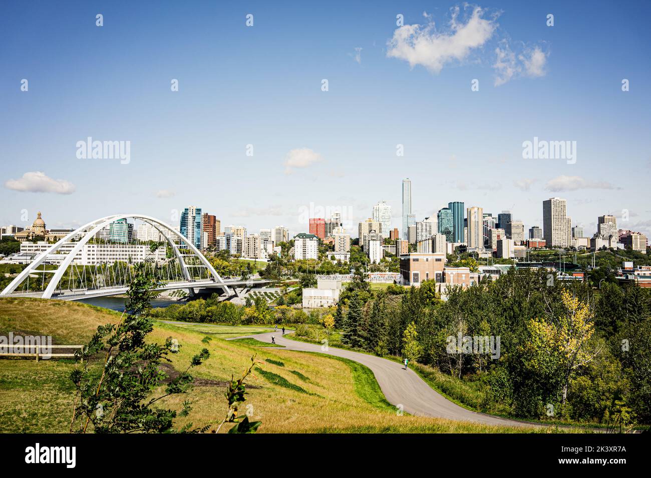 Ponte sospeso con lo skyline di Edmonton, Alberta, Canada Foto Stock