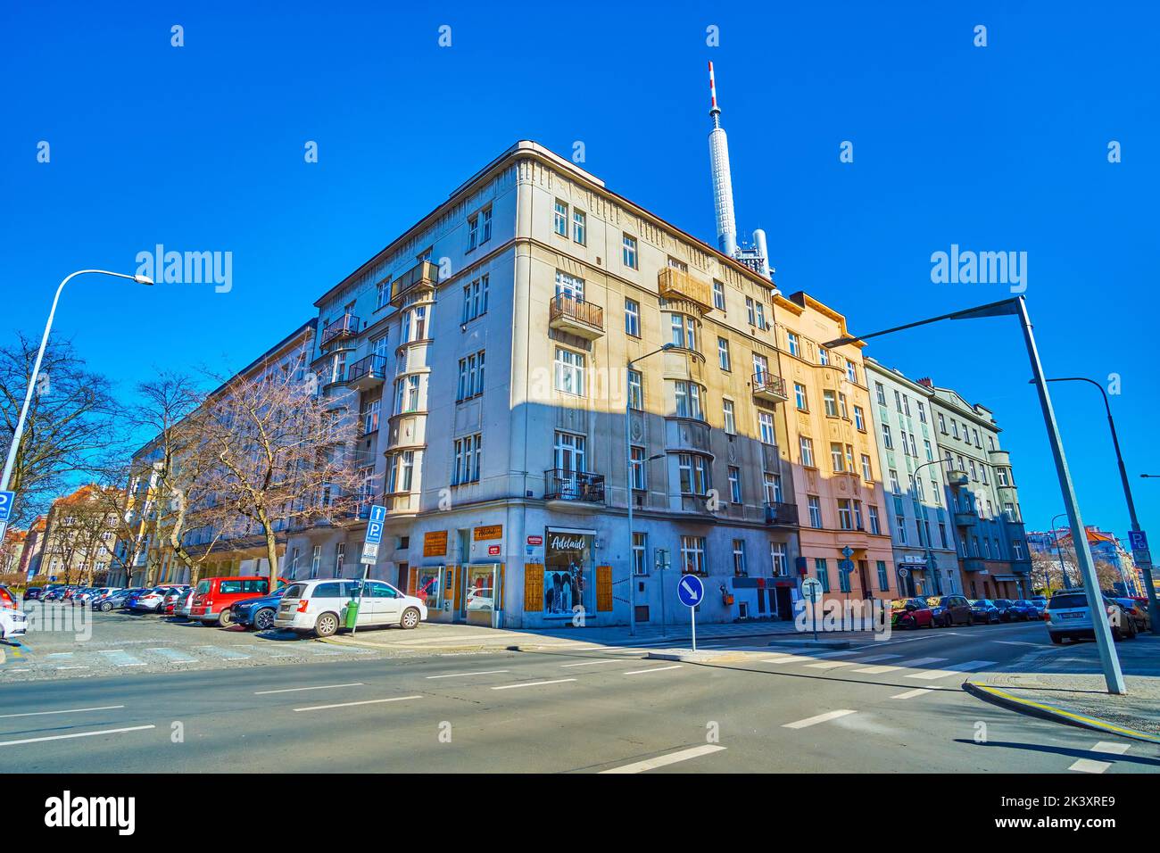 PRAGA, REPUBBLICA CECA - 12 MARZO 2022: Scena urbana nel quartiere Vinohrady con case residenziali e torre televisiva sullo sfondo, il 12 marzo a Praga, Foto Stock