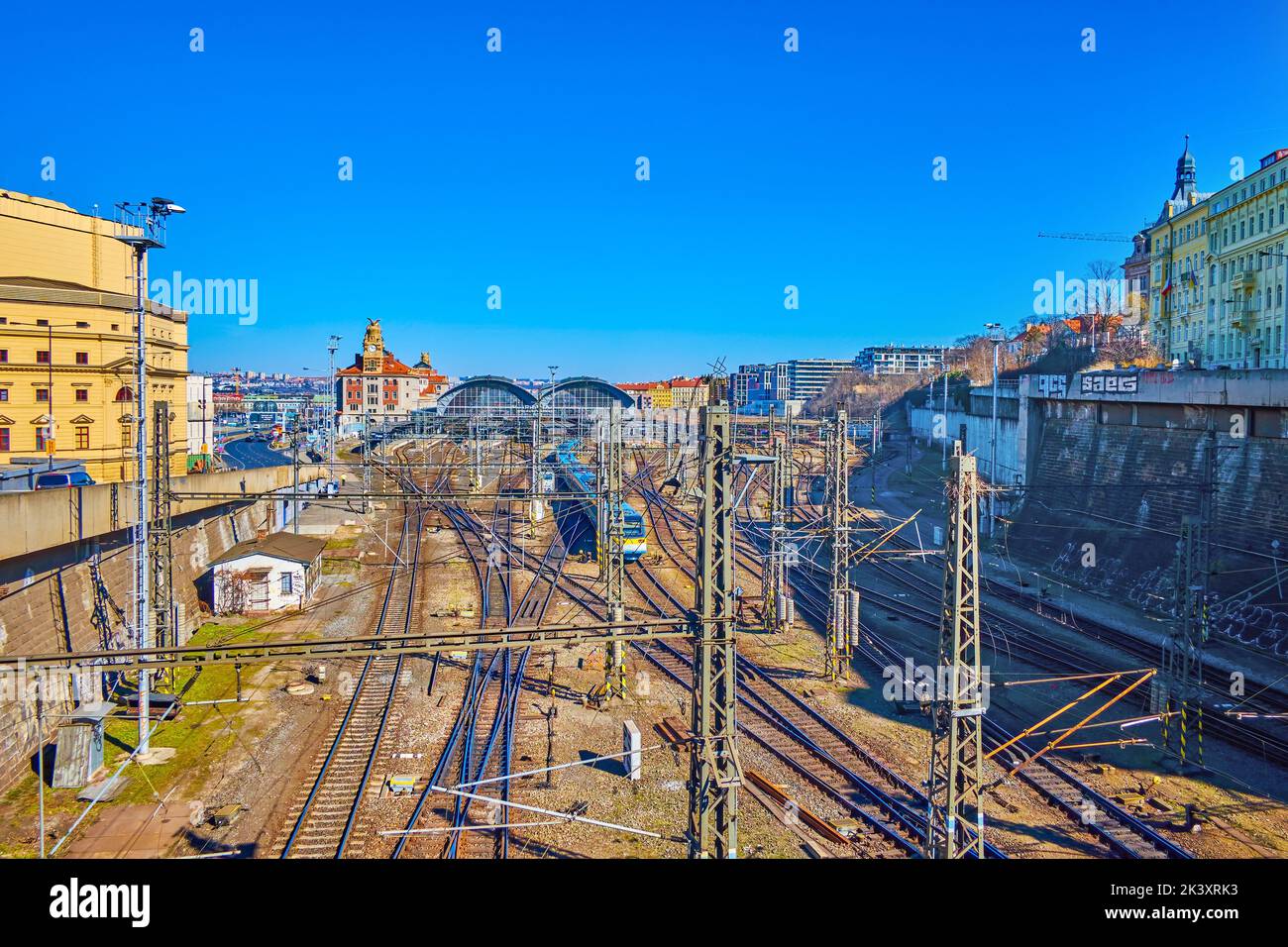 La vista sul labirinto di binari ferroviari, che conduce alla stazione ferroviaria principale di Praga, Repubblica Ceca Foto Stock