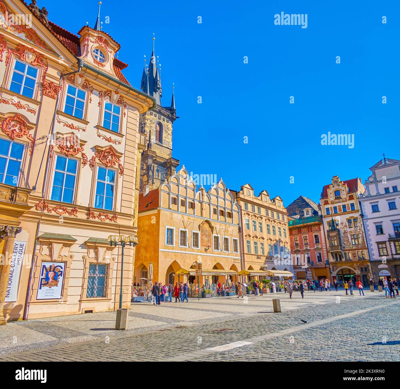 PRAGA, REPUBBLICA CECA - 12 MARZO 2022: Staromestske namesti, la piazza centrale con monumenti storici e ristoranti popolari, il 12 marzo a Pr Foto Stock