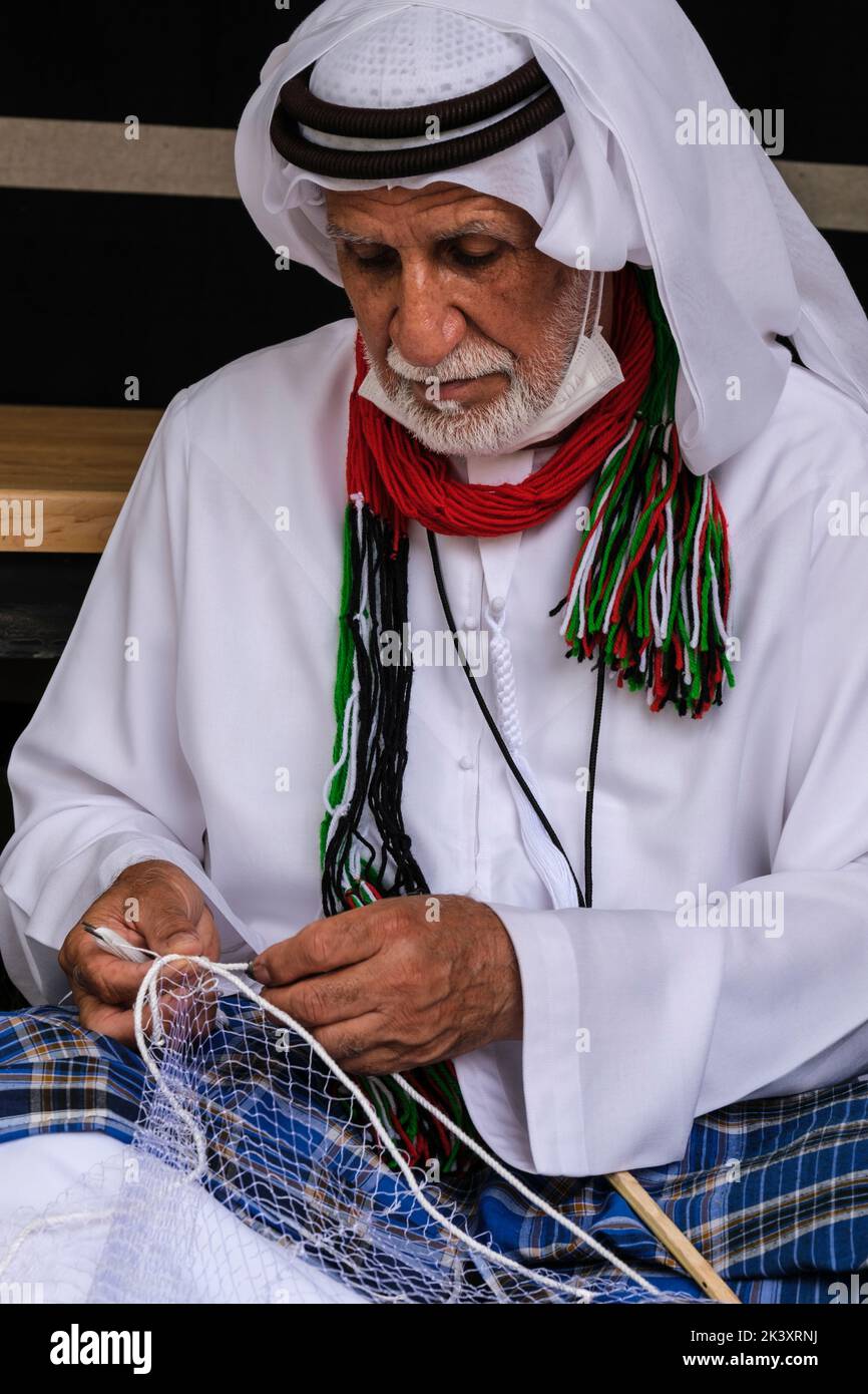 Uomo arabo vestiti tradizionali immagini e fotografie stock ad alta  risoluzione - Alamy