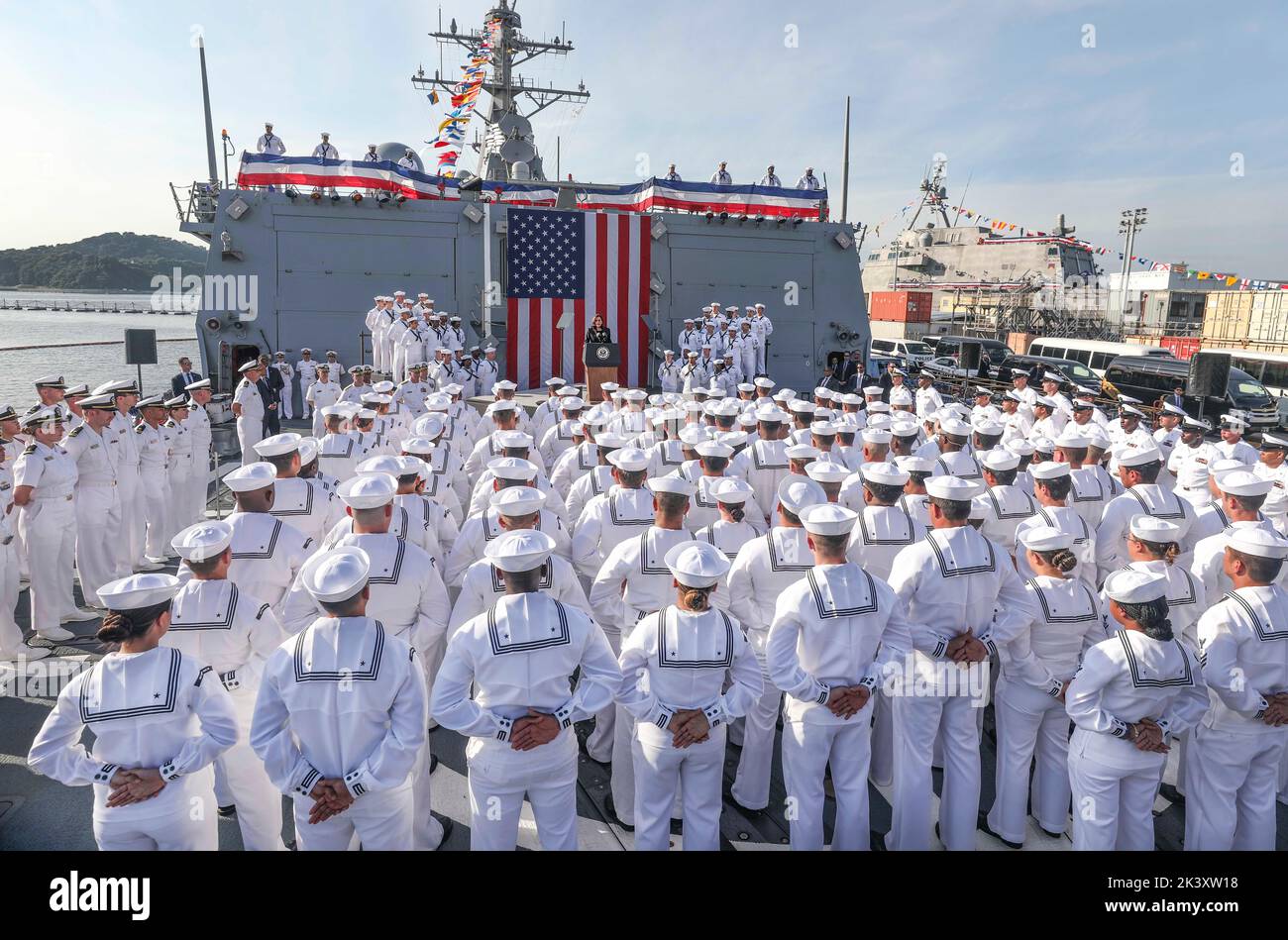 Yokosuka, Giappone. 28th Set, 2022. Il Vice Presidente KAMALA HARRIS si rivolge ai membri del servizio a bordo del cacciatorpediniere missilistico guidato della classe Arleigh Burke USS Howard (DDG 83) durante la sua visita al Comandante, Fleet Activities Yokosuka (CFAY), settembre 28. Il tour della nave del Vice Presidente e le sue osservazioni ai membri del servizio degli Stati Uniti evidenziano il continuo impegno dell'amministrazione nei confronti delle sue alleanze nella regione. Howard viene assegnato al comandante, Task Force 71/Destroyer Squadron (DESRON) 15, il più grande DESRON della Marina e la principale forza di superficie della flotta statunitense 7th. (Credit Image: © Petty of Foto Stock