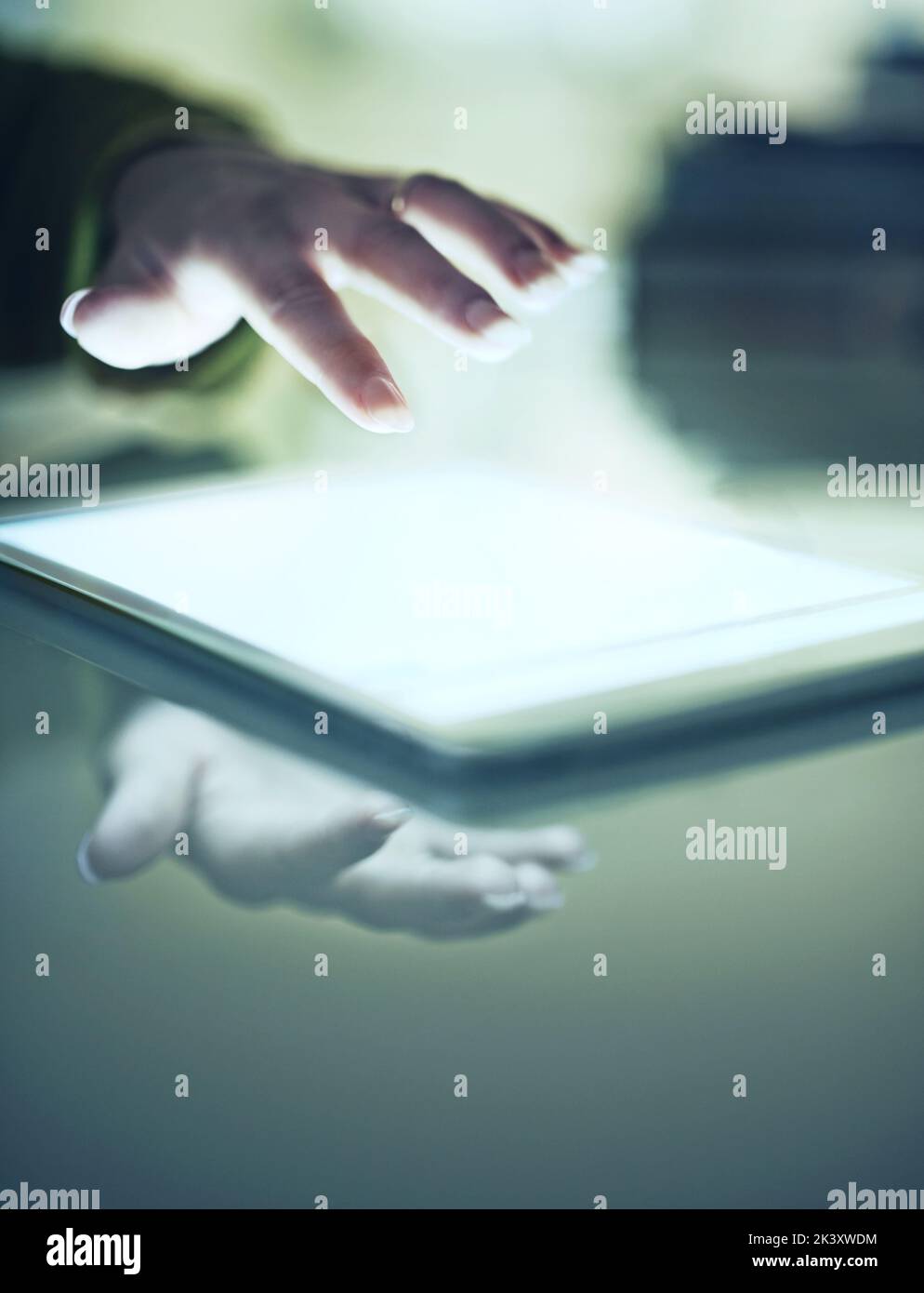 Raggiungere la tecnologia. Primo piano corto di una mano femminile sopra una tavoletta digitale. Foto Stock