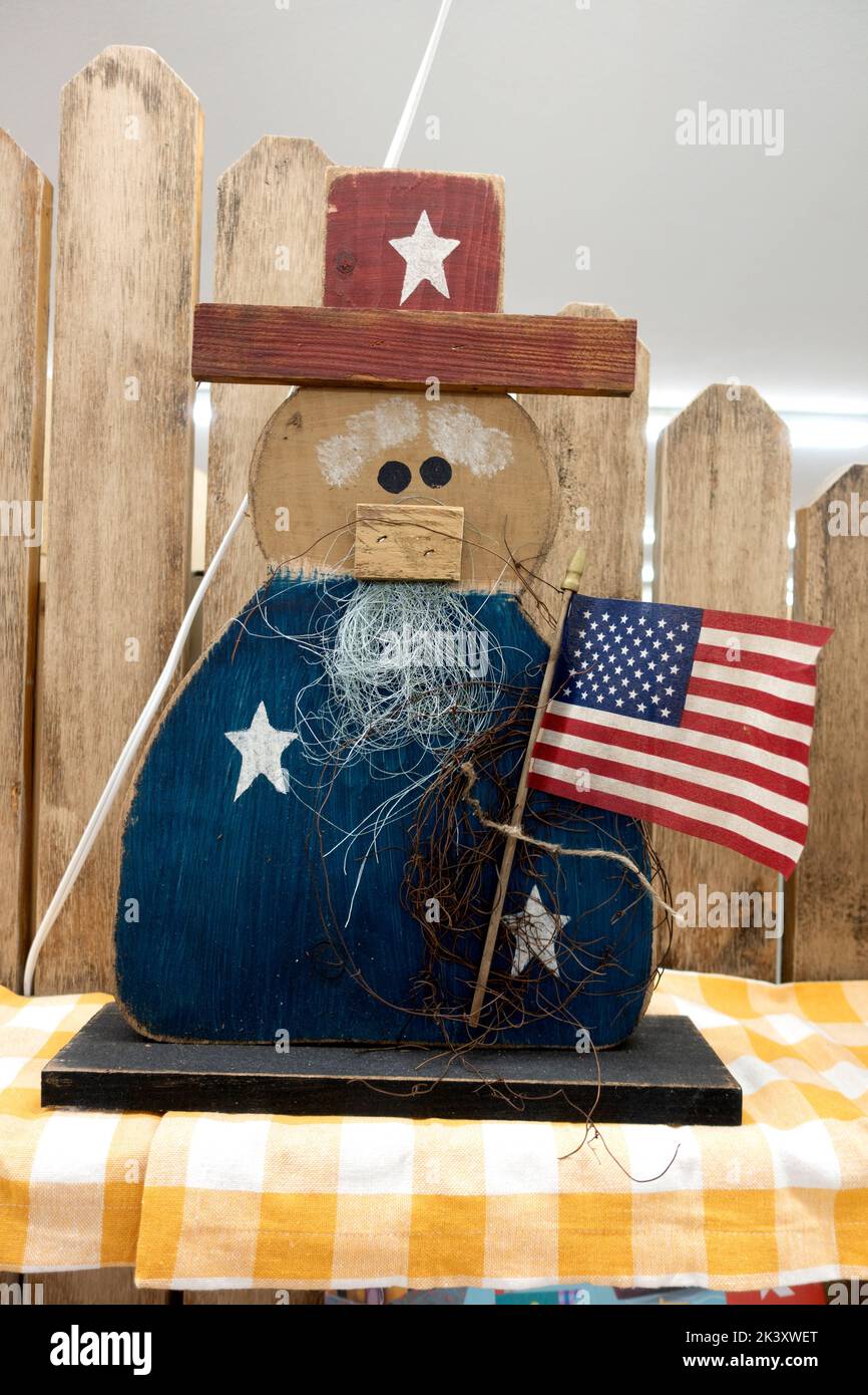 Larry's Grocery Store un'esposizione patriottica di una scultura di animali in legno che regge una bandiera americana. Battle Lake Minnesota, Minnesota, USA Foto Stock