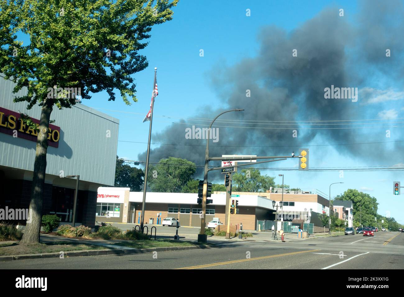 Cielo riempito di fumo nero da un fuoco in un capannone di stoccaggio. St Paul Minnesota, Minnesota, USA Foto Stock