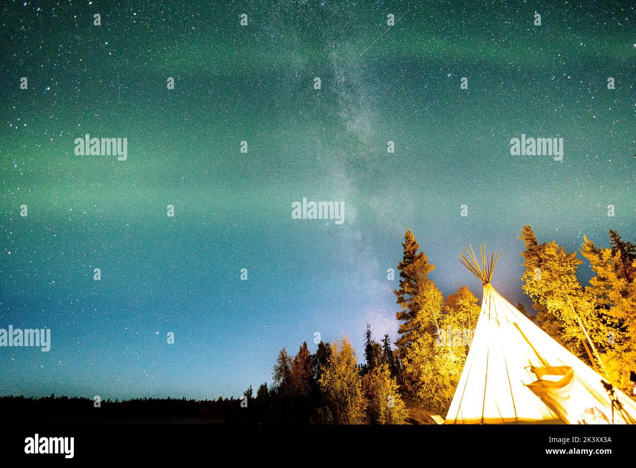 Luce settentrionale nell'Aurora Village, Yellowknife, Canada Foto Stock