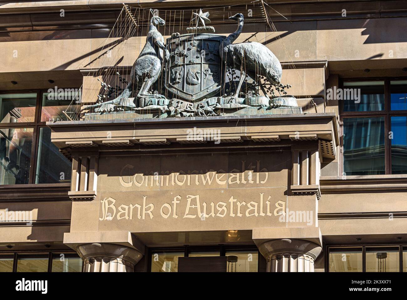 Un'iscrizione della Commonwealth Bank of Australia con lo stemma australiano a Martin Place Foto Stock