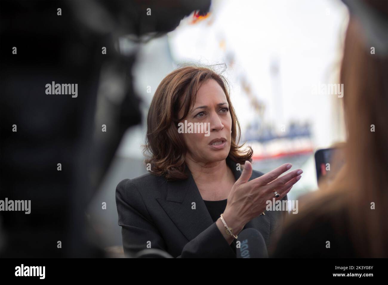 Yokosuka, Giappone. 28th Set, 2022. Il Vice Presidente degli Stati Uniti Kamala Harris, parla ai media dopo una visita al cacciatorpediniere missilistico guidato di Arleigh Burke-Class USS Howard presso Fleet Activities Yokosuka, 28 settembre 2022 a Yokosuka, Giappone. Credito: Seaman Darren Cordoviz/USA Navy Photo/Alamy Live News Foto Stock