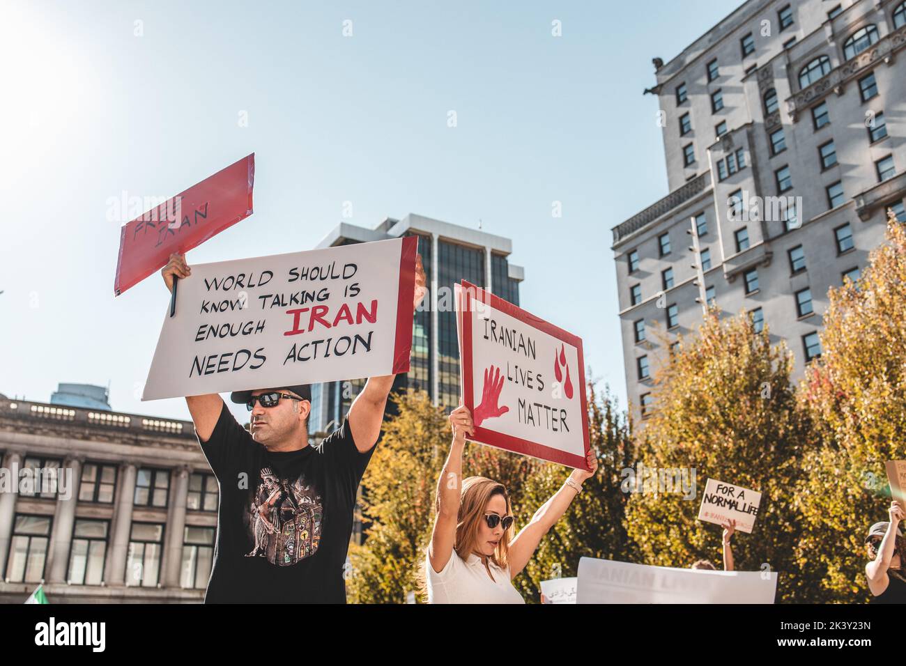 Vancouver, Canada - Settembre 25,2022: Grande raduno a sostegno delle proteste iraniane di fronte alla Galleria d'Arte di Vancouver. Donna con un segno iraniano vive ma Foto Stock