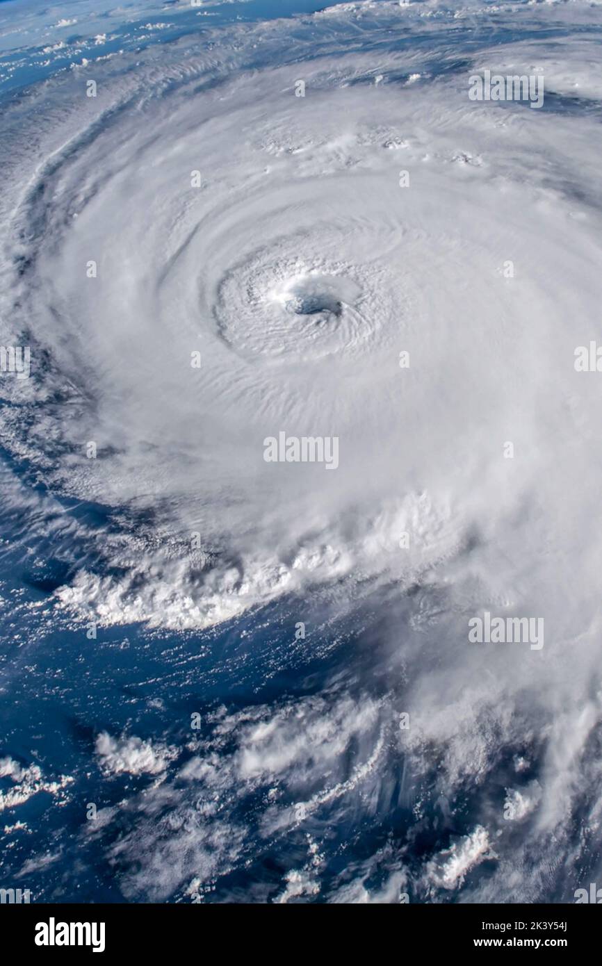 L'uragano Firenze che si affaccia sull'Oceano Atlantico la mattina del 12 settembre 2018, come visto dalla Stazione spaziale Internazionale. Foto Stock