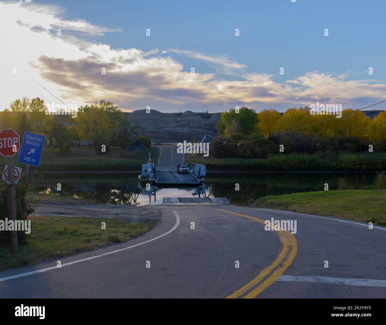 Il traghetto Bleriot attraverso il fiume Red Deer si trova sul North Dinosaur Trail in Alberta, Canada. I livelli stratigrafici possono essere visualizzati sullo sfondo. Foto Stock