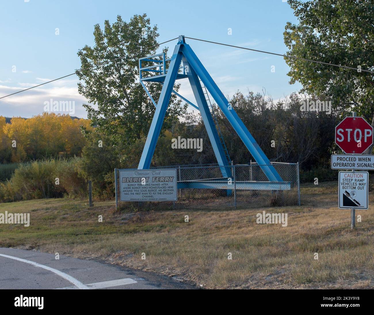 Una struttura di supporto per il traghetto Bleriot attraverso il fiume Red Deer sul North Dinosaur Trail in Alberta, Canada. Foto Stock