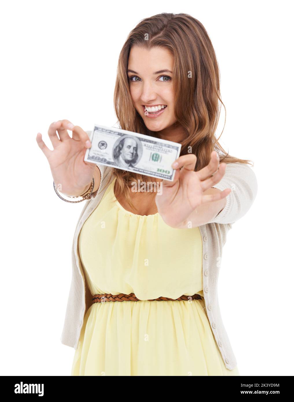 Soldi da bruciare. Studio shot di un bel denaro giovane che tiene fuori denaro isolato sul bianco. Foto Stock