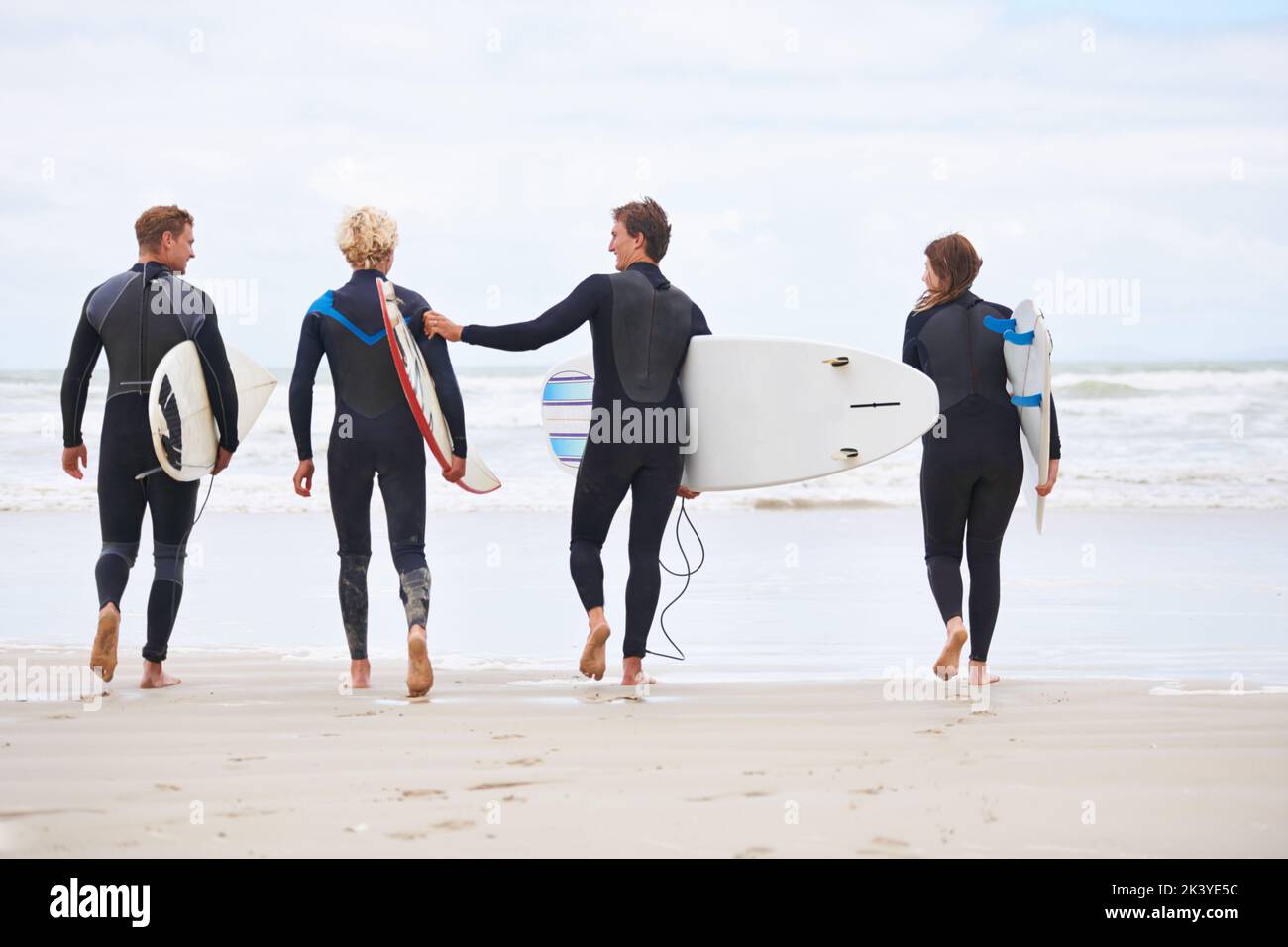 Il surf non è più rinvigorente. I giovani surfisti sono entusiasti di colpire le onde impressionanti. Foto Stock