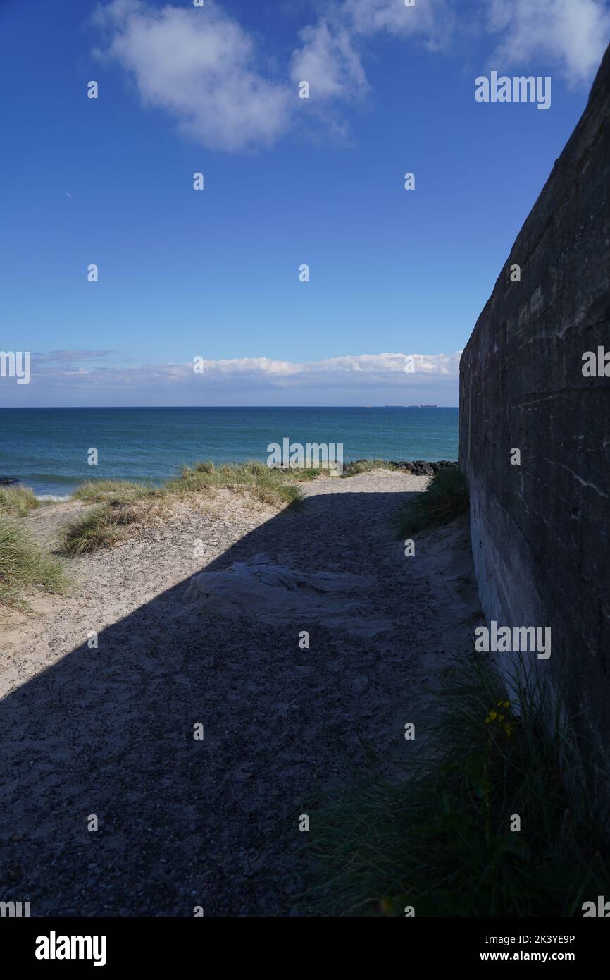 La parete della spiaggia con il mare turchesi sullo sfondo, verticale Foto Stock