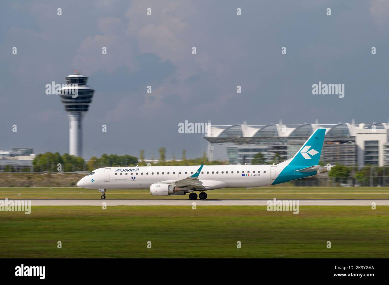 Monaco di Baviera, Germania - Agosto 26. 2022 : Air Dolomiti Embraer ERJ-195LR con la registrazione dell'aeromobile i-ADJW inizia sulla pista meridionale 26L del Foto Stock