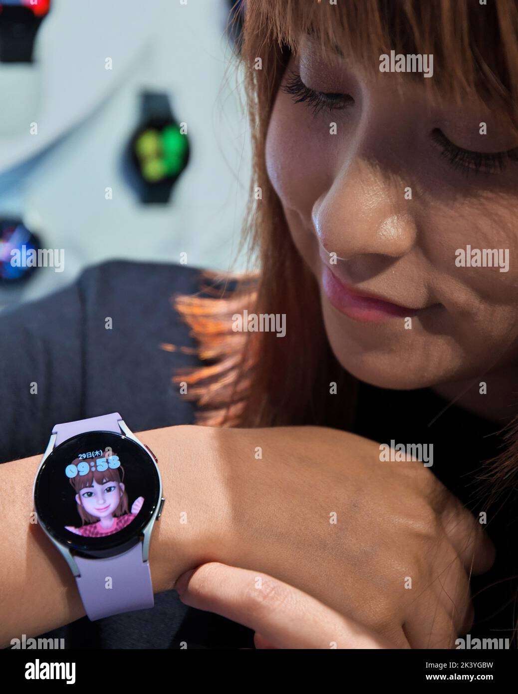 Tokyo, Giappone. 29th Set, 2022. Un dipendente si presenta con un Galaxy Watch 5 durante il giorno del lancio presso il negozio Samsung Harajuku di Tokyo, Giappone, giovedì 29 settembre 2022. Foto di Keizo Mori/UPI Credit: UPI/Alamy Live News Foto Stock