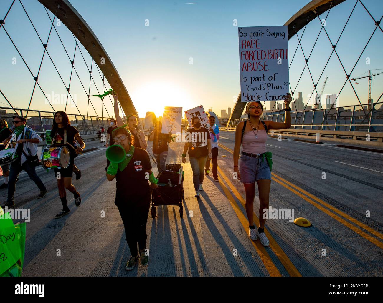 Los Angeles, California, Stati Uniti. 28th Set, 2022. Chelsea Mesa (a sinistra), Mimi Castillo (a destra) e altri manifestanti attraversano il 6th Street Bridge con altri manifestanti dei diritti all'aborto nel centro di Los Angeles il giorno ''International Safe Abortion''. La protesta è stata organizzata da Rise Up 4 diritti di aborto. (Credit Image: © Jill Connelly/ZUMA Press Wire) Foto Stock