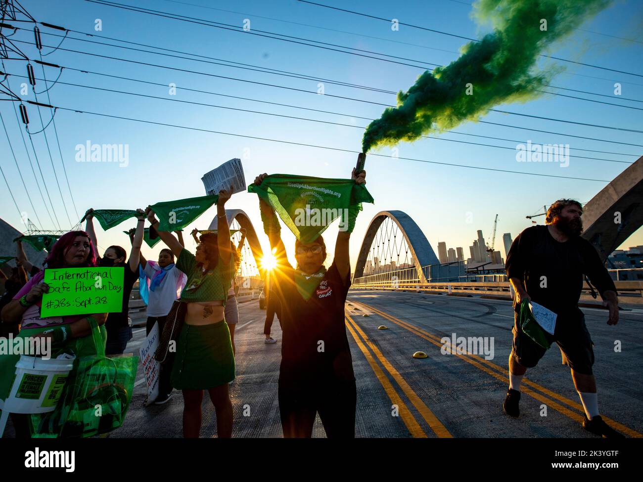 Los Angeles, California, Stati Uniti. 28th Set, 2022. I manifestanti dei diritti di aborto hanno fatto ondare bandane verdi che rappresentano i diritti di aborto mentre attraversano il 6th Street Bridge in una protesta con il gruppo Rise Up 4 diritti di aborto nel centro di Los Angeles il giorno ''International Safe Abortion''. (Credit Image: © Jill Connelly/ZUMA Press Wire) Foto Stock