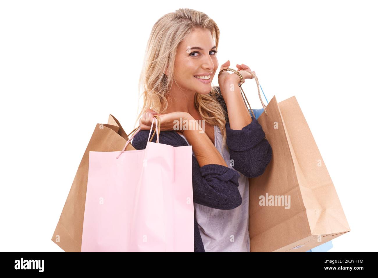 Shopping intelligente. Una giovane donna che tiene lo shopping mendicante e che guarda felice. Foto Stock