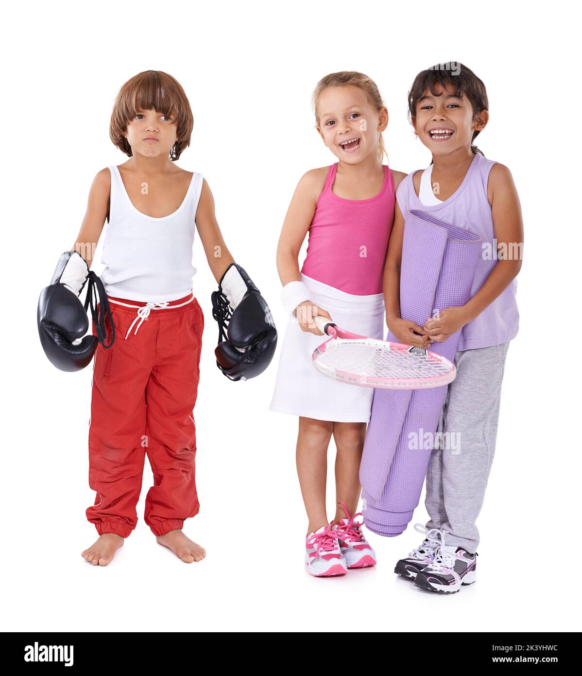 Tutti hanno una passione individuale. Un gruppo di tre bambini in vari abbigliamento sportivo. Foto Stock