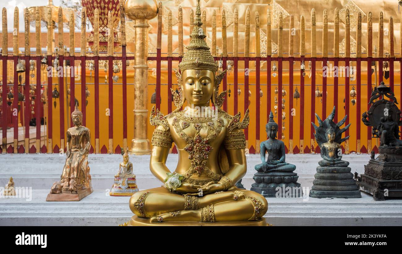 Meditando la statua di Buddha presso l'antico tempio di Wat Phra That Doi Suthep a Chiang mai, Thailandia. Foto Stock