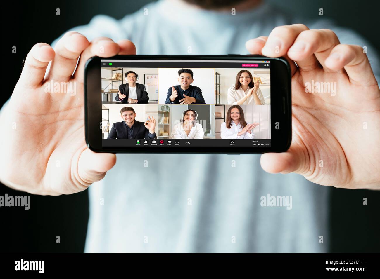 Videoconferenza. Riunione virtuale. Comunicazione online. Telelavoro WFH. Man Hands mostra una discussione su diversi progetti di team multirazziali sull'app mobile pho Foto Stock