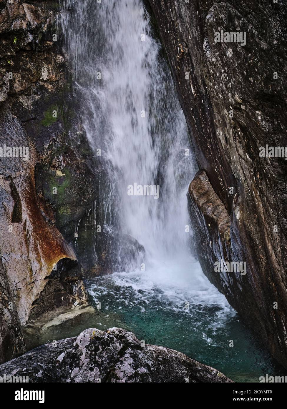 Particolare di una cascata tra le rocce negli alti Tatra in Slovacchia Foto Stock