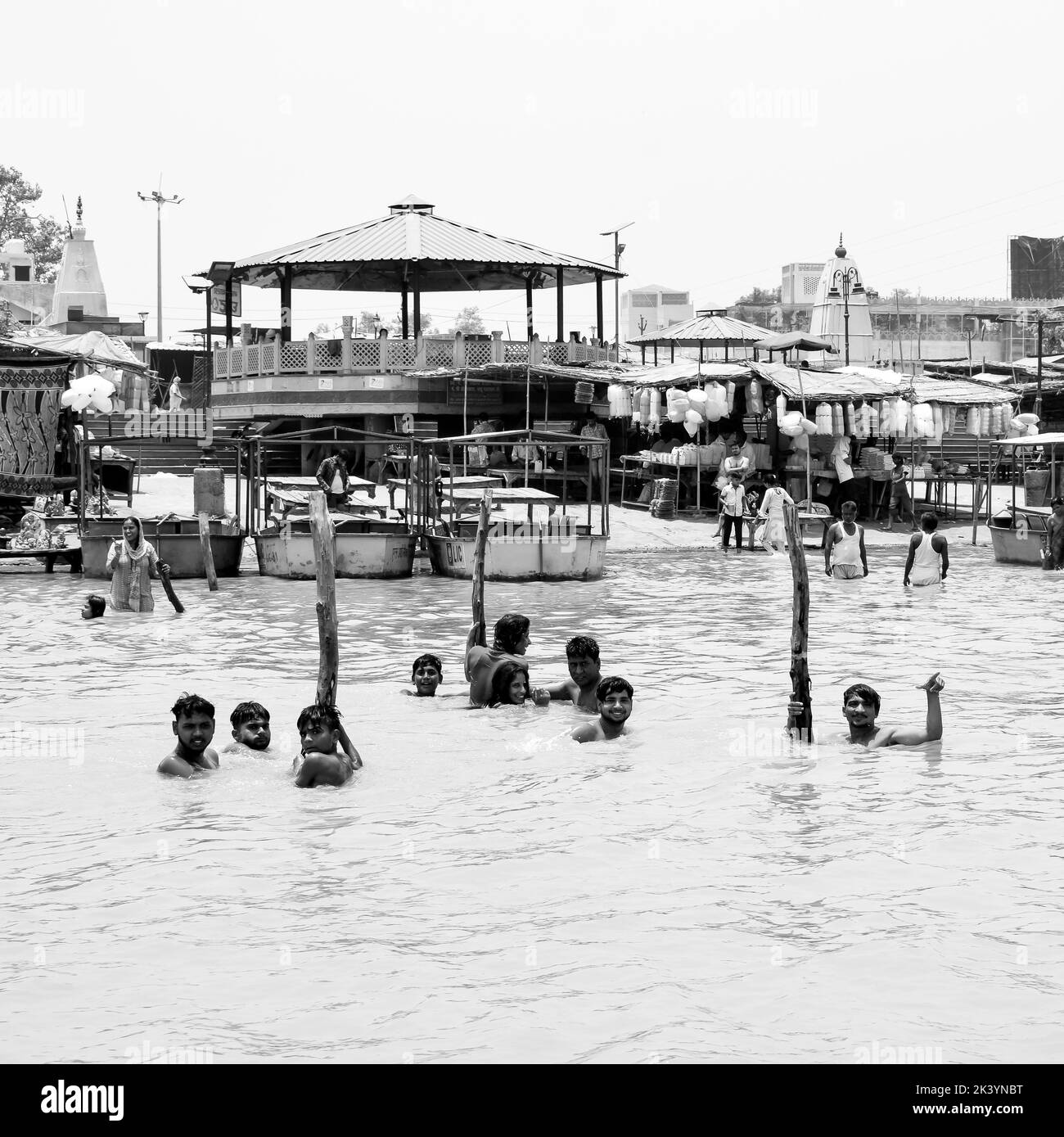 Garh Mukteshwar, UP, India, 11 2022 giugno - la gente sta facendo un tuffo santo in occasione di Nirjala Ekadashi, Una vista di Ganga Brij ghat Garh che è molto Foto Stock