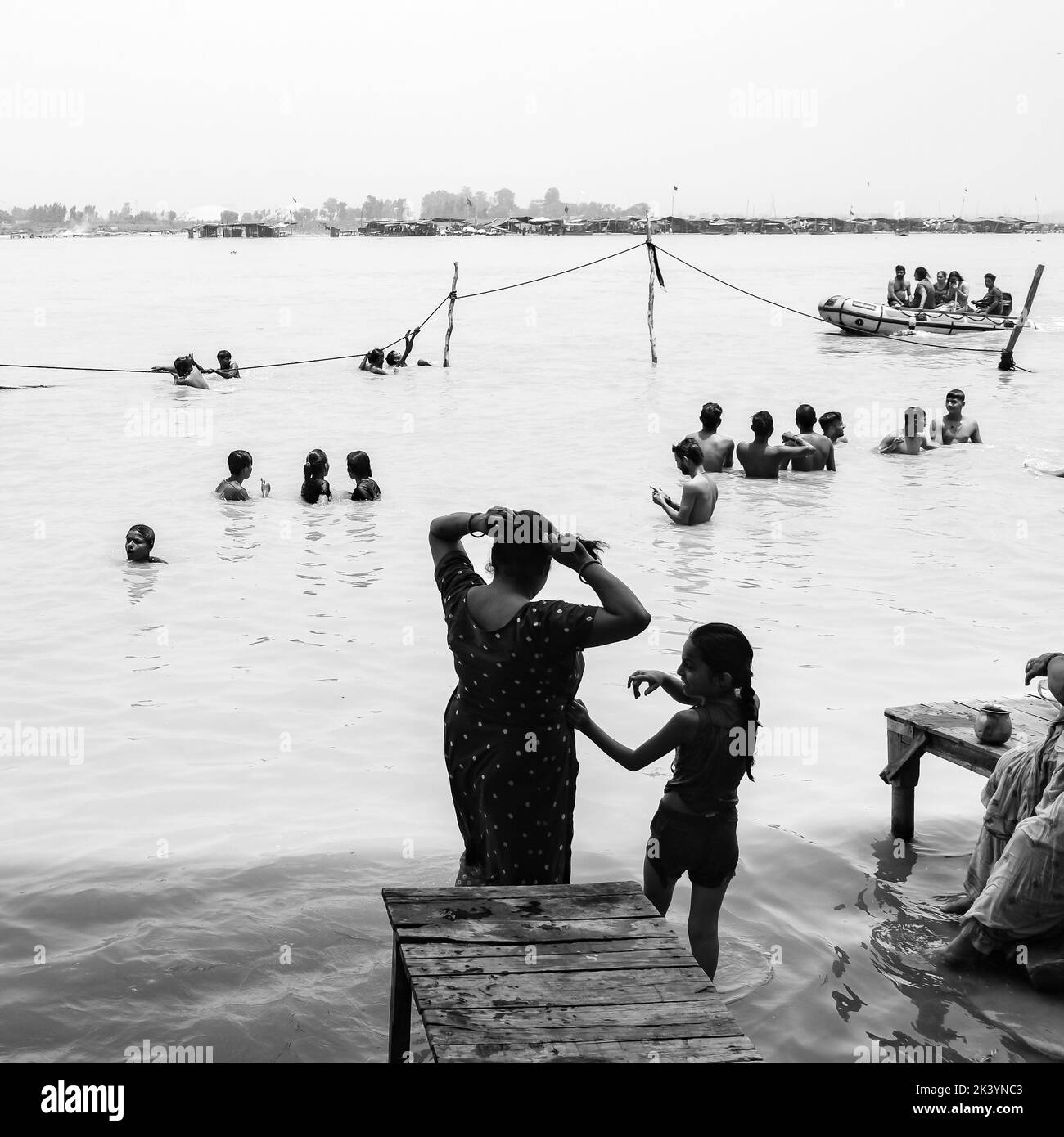 Garh Mukteshwar, UP, India, 11 2022 giugno - la gente sta facendo un tuffo santo in occasione di Nirjala Ekadashi, Una vista di Ganga Brij ghat Garh che è molto Foto Stock