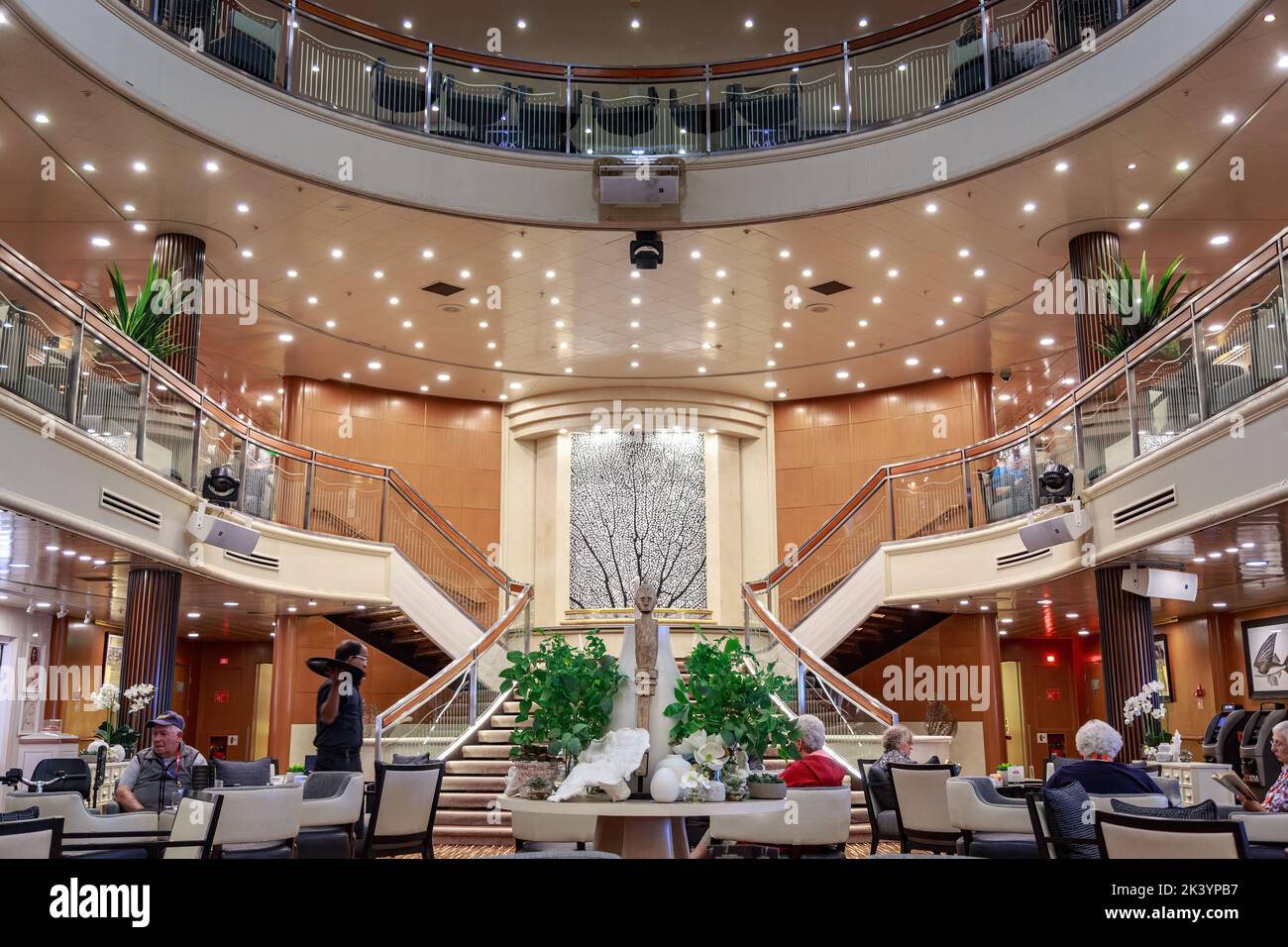 L'interno di una nave da crociera. Una vista dell'atrio del P&o Liner 'Pacific Jewel' Foto Stock