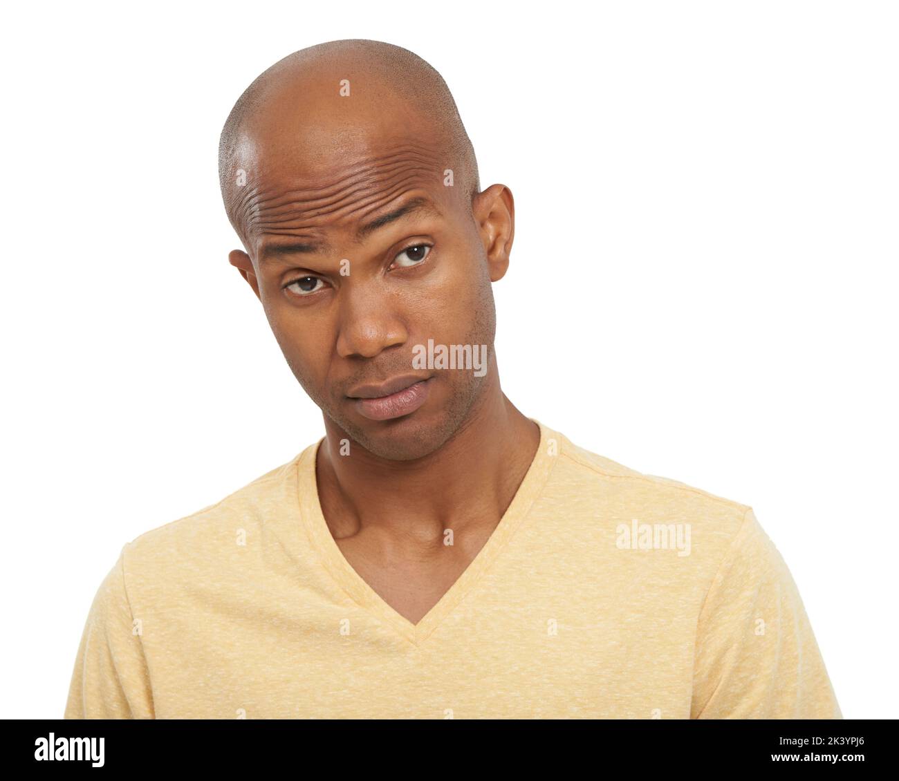 Non puoi ingannarmi. Un giovane afroamericano che guarda fuori dal colpo con le sopracciglia sollevate. Foto Stock