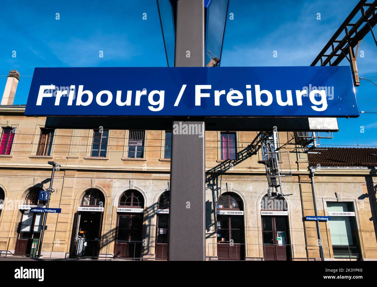 Friburgo, Svizzera - 31 agosto 2022: Stazione ferroviaria a Friburgo - Friburgo, una delle città medievali meglio conservate della Svizzera Foto Stock