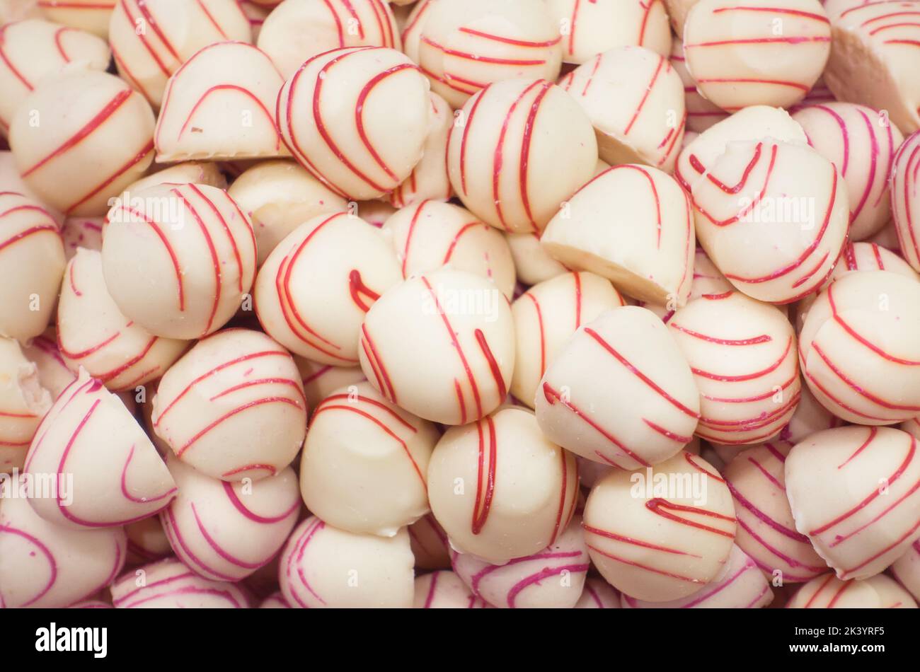 Primo piano dell'assortimento di caramelle praline al cioccolato bianco Foto Stock