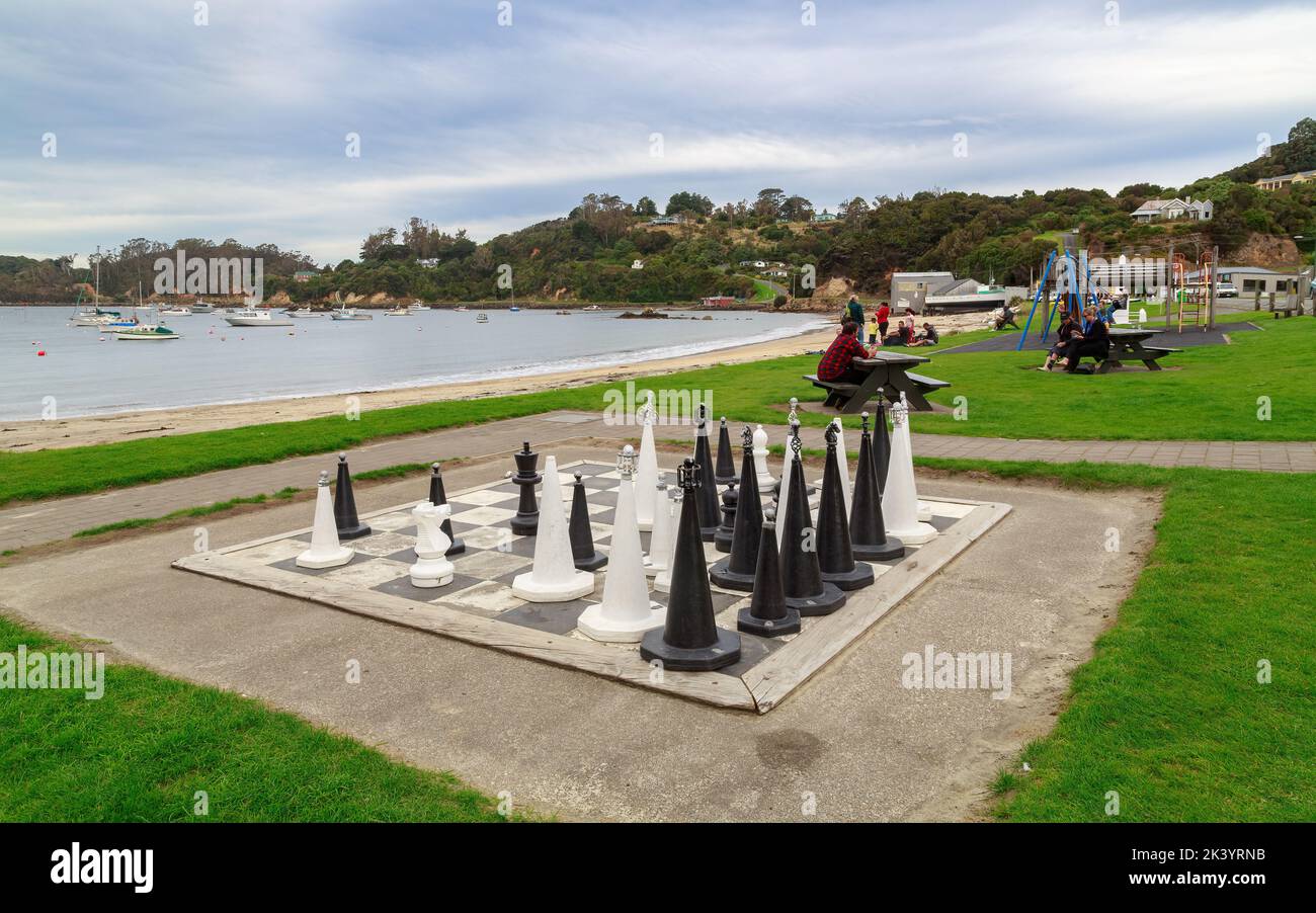 Stewart Island, Nuova Zelanda. Un gigantesco gioco di scacchi pubblico sul lungomare della città di Oban Foto Stock