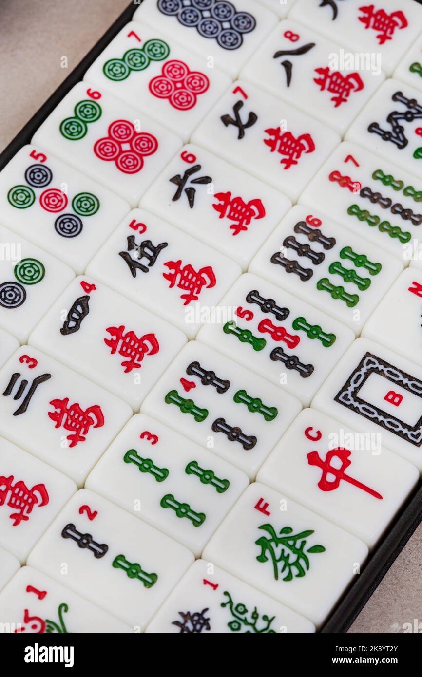 Classico gioco da tavolo mahjong piastrelle e gioco, antico preferito cinese Foto Stock