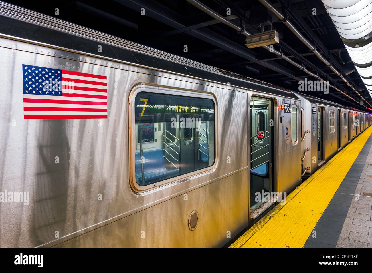 Treno della metropolitana in una stazione, Manhattan, New York, USA Foto Stock