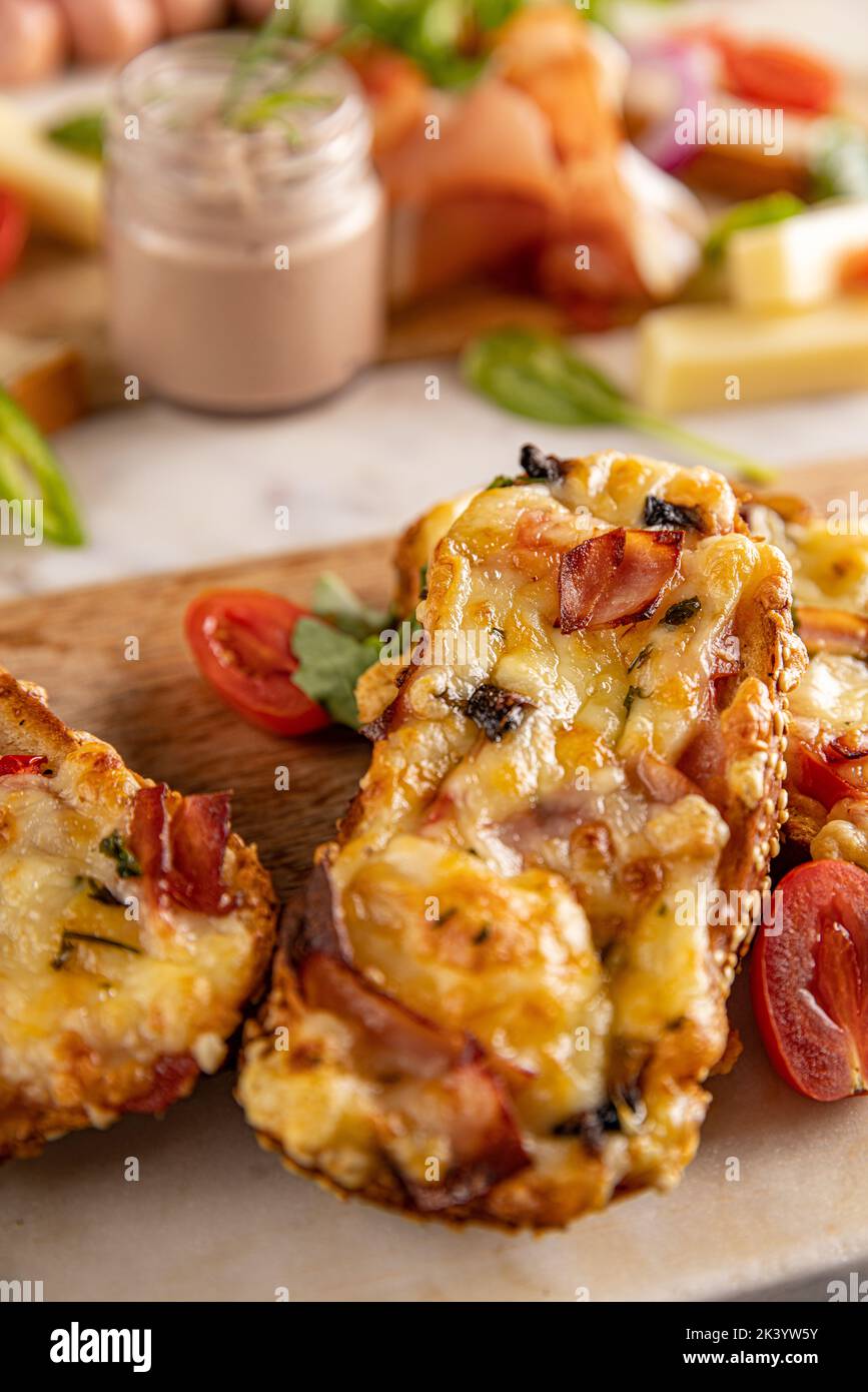 Panini caldi fatti in casa con formaggio e salsiccia, menu per la colazione Foto Stock