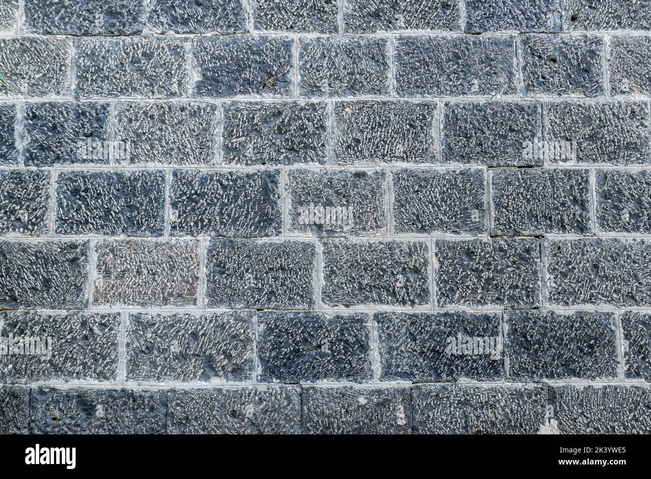 Grigio chiaro, mattoni bianchi sulla decorazione della parete per lo sfondo. Strutture in mattoni di pietra. Foto di alta qualità Foto Stock