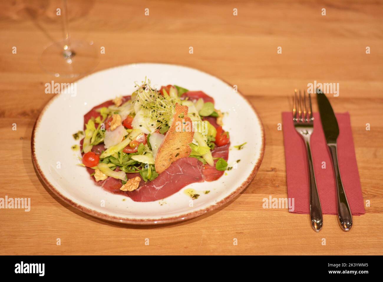 Prosciutto con verdure fresche. Foto Stock