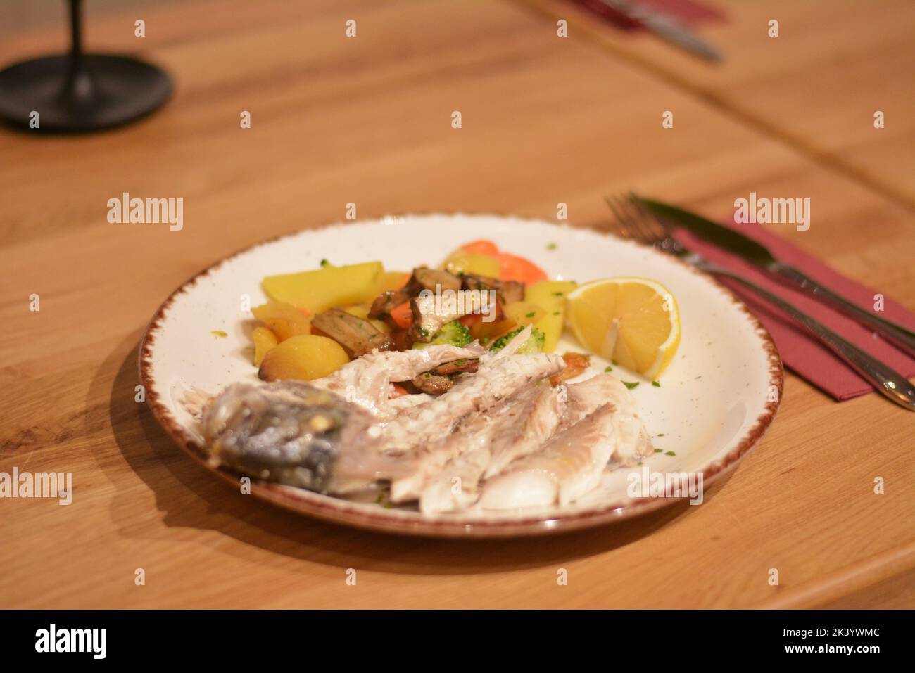 Pesce disossato con verdure, pronto per essere servito. Foto Stock