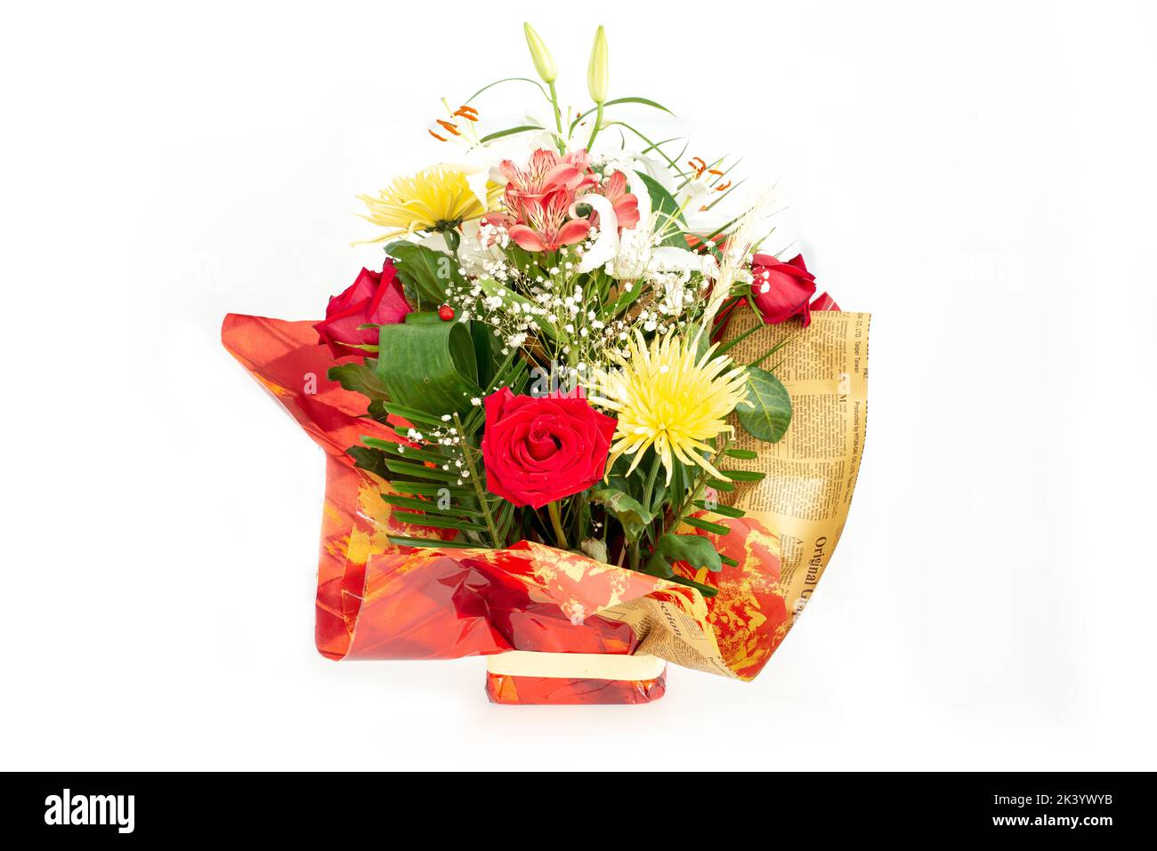Bel bouquet di gerbera, garofani e altri fiori in confezione rossa isolato su sfondo bianco Foto Stock