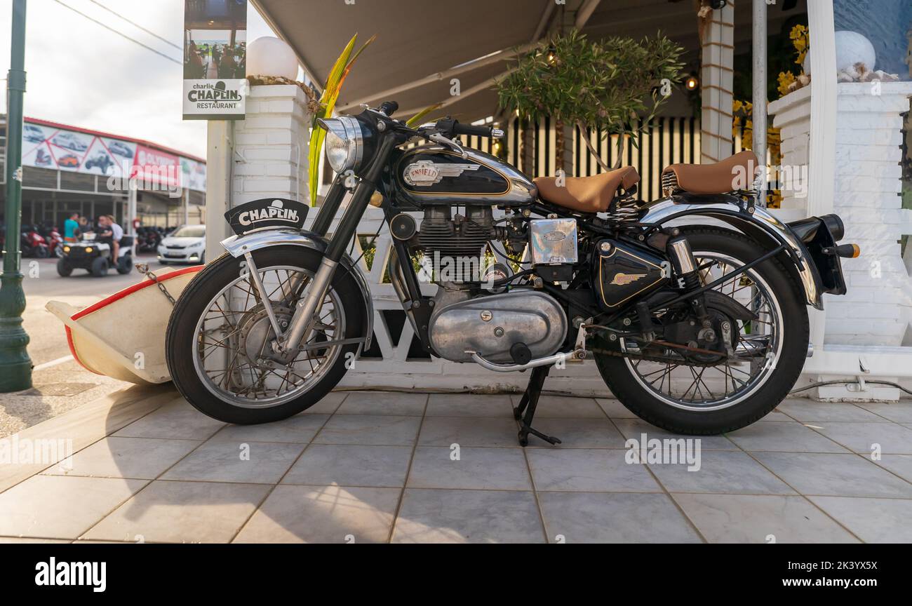 Zante, Grecia - 22 settembre 2022: 500C veicolo motociclistico bullet royal enfield parcheggiato di fronte ad un ristorante come mostra Foto Stock