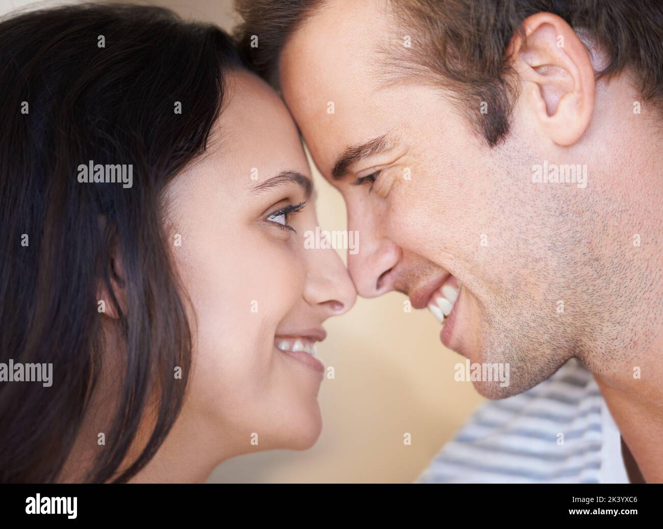 Bene sia insieme per sempre. Una giovane coppia amorevole sorridente insieme. Foto Stock
