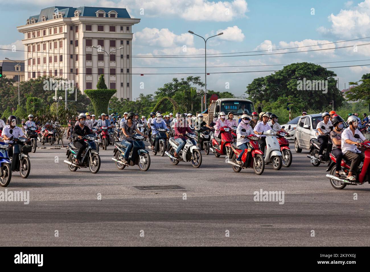 Motorcyles al bivio del traffico, Hai Phong, Vietnam Foto Stock