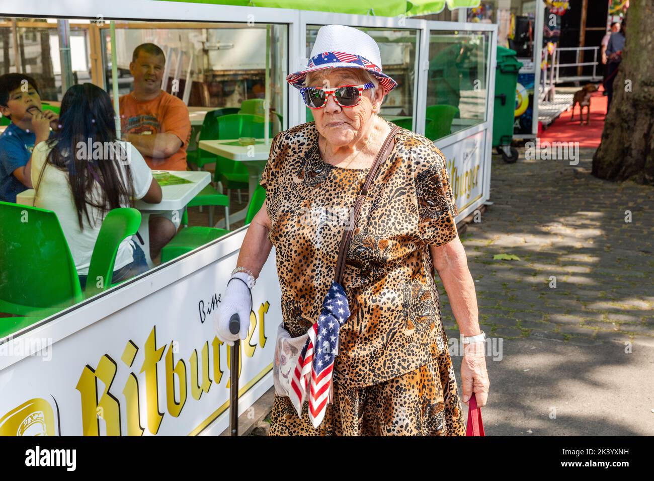 Signora che vuole essere elegante, indossando cappello e canna, indossando i colori degli Stati Uniti. Bruxelles Foto Stock