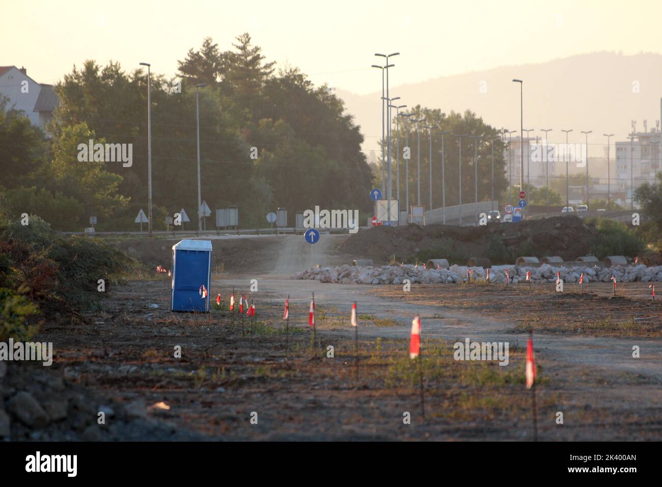 toilette ecologica portatile blu e bianca o toilette chimica portatile montata su una solida fondazione in plastica lasciata nel cantiere locale accanto a due Foto Stock