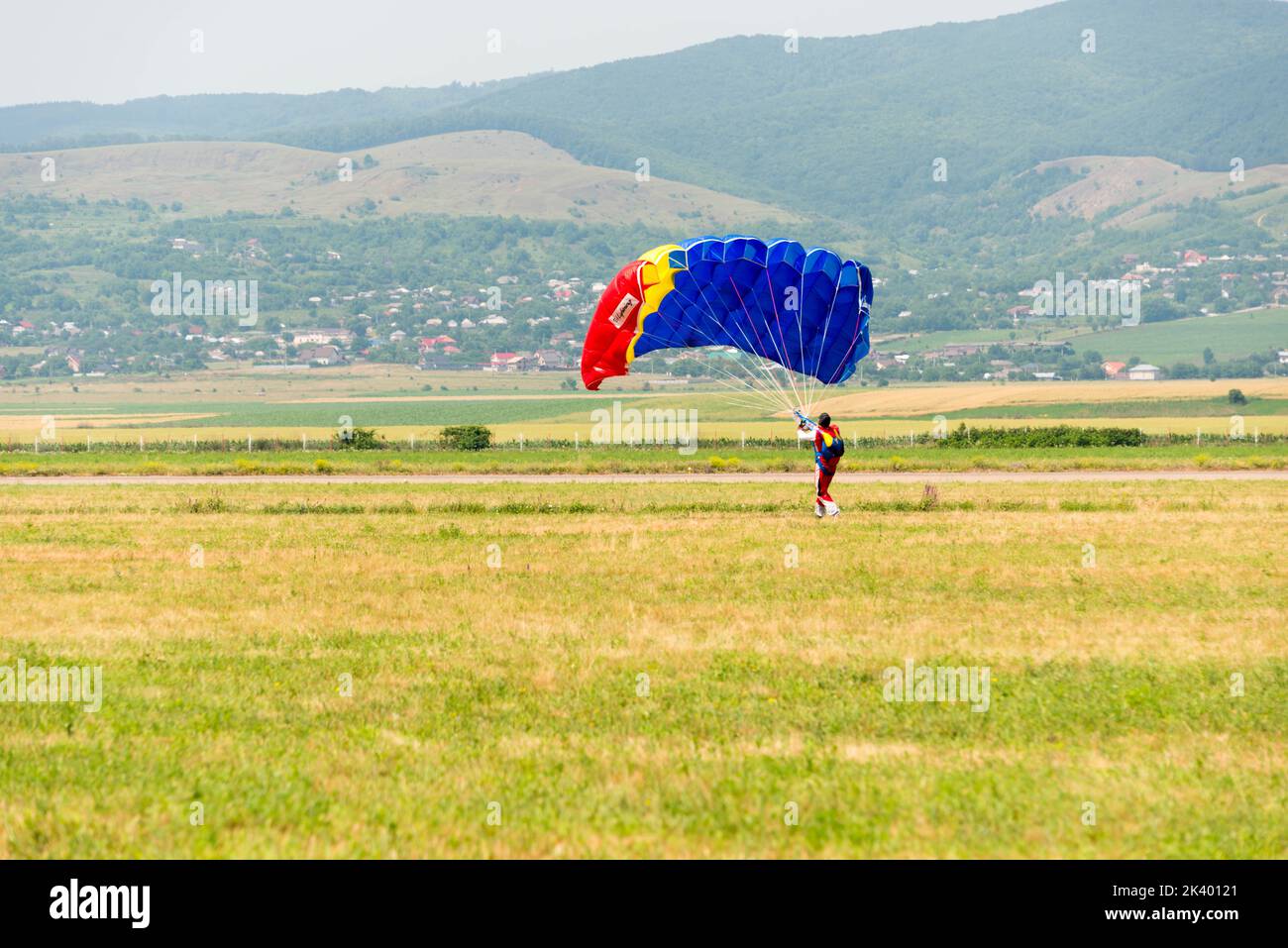 Il paracadutista rumeno atterra in modo sicuro sul terreno Foto Stock