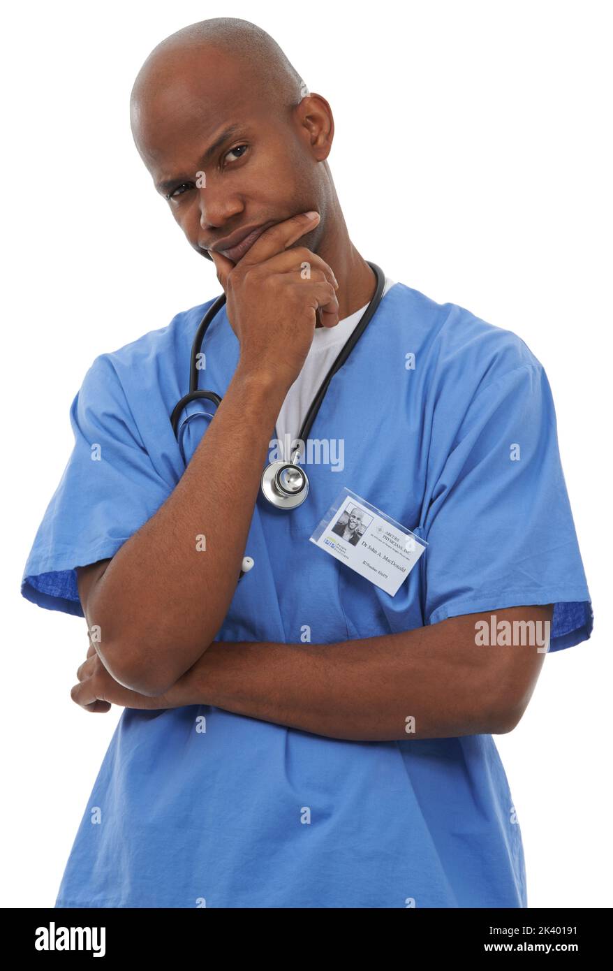 Pensando alla vostra condizione medica. Un giovane medico pensivo isolato su bianco. Foto Stock